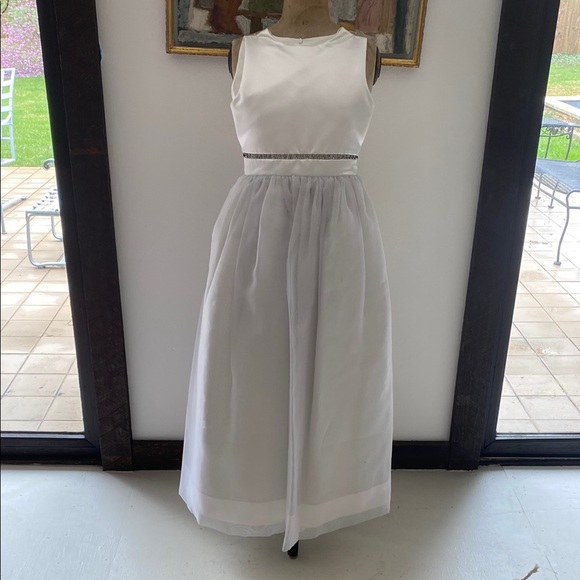 JOAN CALABRESEElegant White Sleeveless Gown